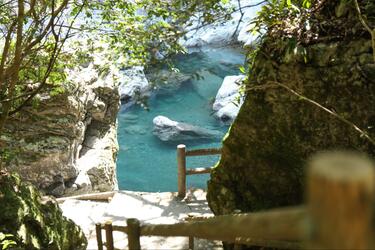 驚きの透明度！ 愛媛と高知を流れる仁淀川の中津渓谷・安居渓谷で