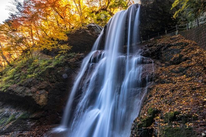 【上信越高原国立公園】「見頃になりました！」紅葉に彩られた赤い橋“高井橋”と松川渓谷“雷滝”  長野県高山村・2023年の画像005