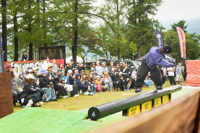 雪が待ちきれない！ 人工芝の上でプロが魅せる本気のスノーボードイベントをレポート【新潟県・2025年】の画像002