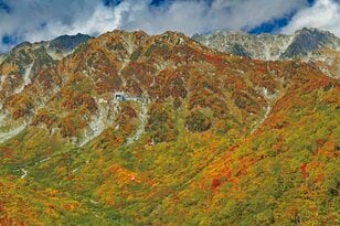 あこがれの「百名山」も、自分だけの「絶景スポット」も！ あでやかに装う「秋の山」を満喫しよう！ 紅葉の彩り溢れる山旅を提案する『soto 秋山 2023』好評発売中
