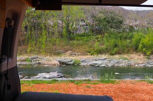 キャンプ歴30年ライターがハマる「車中泊」！　居住スペース「ギア流用」で快適でも…「クルマ旅」専用のマストアイテムとは！？　室内レポ