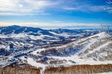 春の北海道で最高体験！ 「ルスツリゾートのカニ食べ放題＆春スキーを
