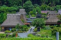 「日本で最後に造られた城」「かやぶき屋根の民家群」「上空からの気球体験」も… 京都府南丹市の「タイムスリップ」絶景！