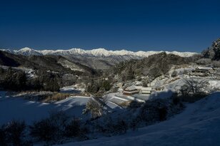 白銀と青空の超絶コントラスト！ 「北アルプスのパノラマを眺める」 穴場の絶景ドライブルート【長野県長野市】