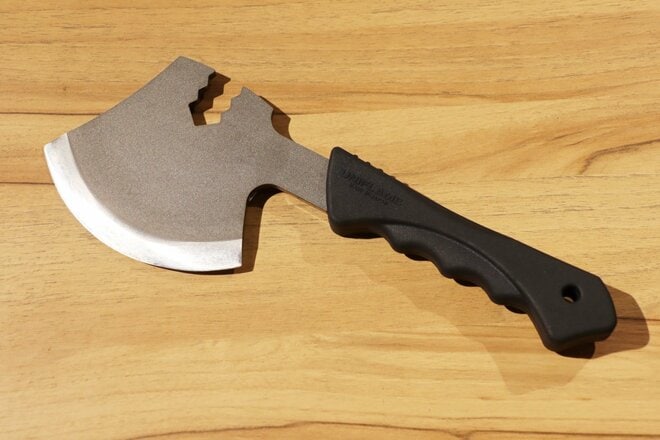 【ショップ店員に聞く！ イチ推しアウトドアギア】焚き火は「薪割り」も楽しく！  見た目も面白い特徴的な「斧&クサビ」〈アルペントーキョー vol.17〉の画像001