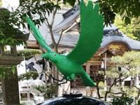 「4月に見るべきワケがある」日本一の大鳥居「熊野神宮大社」天空とのコラボ絶景！ もっとも賑わう「春の例大祭」と外せない「八咫烏ポスト」レポート