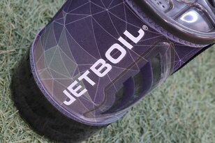 【ショップ店員に聞く！ はじめての“車中泊”グッズ】0.5Lの水をたった100秒で沸かせる！  超時短で湯沸かしができる「JETBOIL」〈石井スポーツ ヨドバシ新宿西口店 vol.13〉