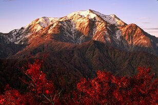 【日本百名山】「この時期だけの絶景！」雪化粧した“越後駒ヶ岳”と素晴らしい紅葉のコントラスト＆圧巻の“枝折峠”の滝雲《新潟県》2023年