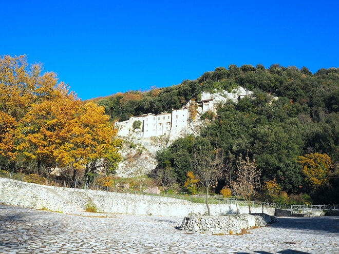 中世のまま時を止めた修道院などアペニン山脈の森と丘陵に囲まれたプレゼーぺの聖地ーグレッチョ巡礼ハイク【ブーツの国の街角で vol.44】の画像006