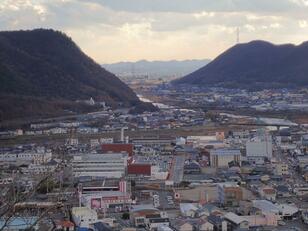 ほっこり “股のぞき” で見る「逆さ富士」の景色！ まるで『ドラえもん』の裏山のような身近な低山「八日山」約1時間ハイキング【兵庫県西脇市】