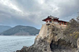 知る人ぞ知る！ 断崖絶壁「パワー＆映え」スポット「阿伏兎観音」！ 瀬戸内海を望むスリル「展望回廊」の「意外な仕掛け」とは？