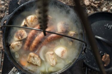 一家に一台 キャンプ料理に ダッチオーブン が不可欠なワケ 料理と道具とアウトドア Vol 6 概要 キャンプ 料理と道具とアウトドア Bravo Mountain