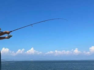 初心者アングラー「堤防釣り」で大失態！「笑えるけど危険も…」 5つのエピソードに学ぶ「とっ散らかさない」マナー＆方法