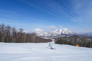 【春スキー】暖冬少雪の「春スキー＆スノボ」は北海道がおすすめ！  旅行代金も「インバウンド需要ひと段落」で落ち着く時期