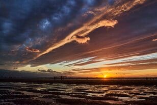 ＜四半世紀前にゴミだらけだったビーチが「夕日の絶景全国1位」に＞1日1組限定“絶景キャンプ場”の贅沢な夕景を独り占めする方法【絶景キャンプ場ガイド-言葉を失うほどの風景に会いに行こう- vol.15】