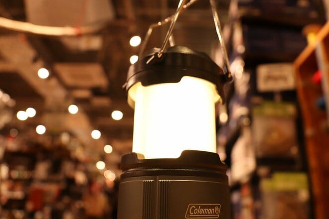 【ショップ店員に聞く！ イチ推しアウトドアギア】乾電池＆充電の両対応モデルが非常時にも役立つ！  軽くて小さいLEDランタン〈WILD-1 ゆめが丘ソラトス店 vol.7〉の画像