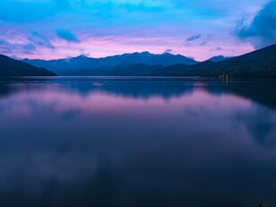 【手軽に出会える絶景】美しすぎる山上の湖・中禅寺湖！ 「新緑の湖畔をハイキングしてのんびり過ごすひととき」 歌ヶ浜から見るドラマチックな夕景！ 2022年・栃木県奥日光