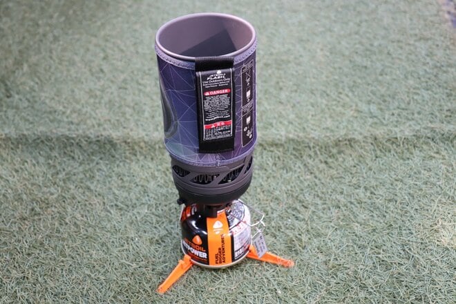 【ショップ店員に聞く！ はじめての“車中泊”グッズ】0.5Lの水をたった100秒で沸かせる！  超時短で湯沸かしができる「JETBOIL」〈石井スポーツ ヨドバシ新宿西口店 vol.13〉の画像001