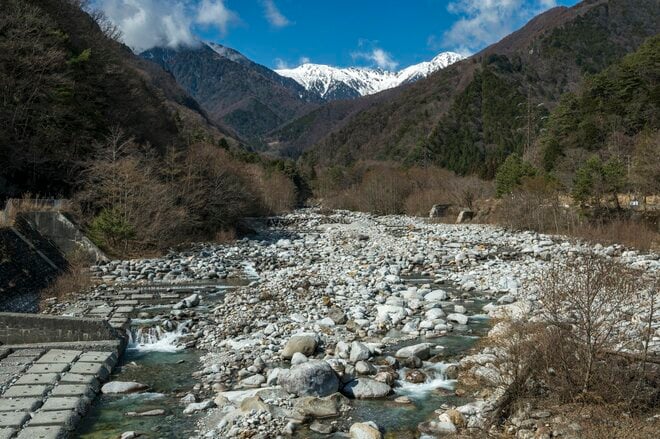 【渓流釣り】シーズン初頭からライズを狙ってサイトフィッシング！ 「春の陽気に高活性のアマゴをドライフライで釣る」 天竜川支流｜2026年2月下旬の画像001
