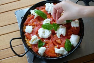 【冬キャン向きのパーティメニュー】炒めないから簡単！  失敗知らずの「マルゲリータパエリア」【季節の外ごはん vol.57】