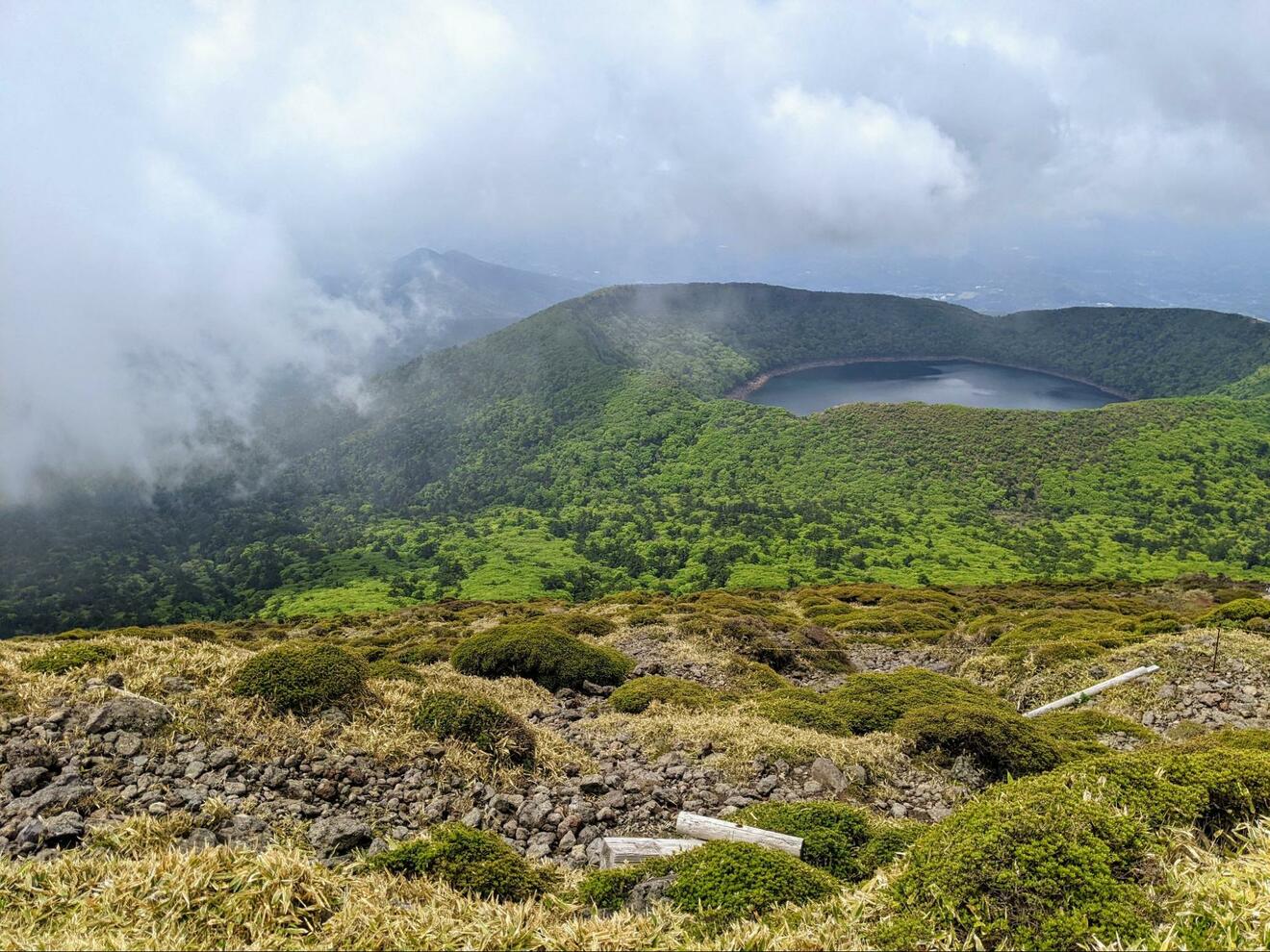 画像・写真:まるで映画『君の名は。』のクレーター! 竜王伝説の残る神秘的すぎる「天空の火口湖」鹿児島県「大浪池」を望む「韓国岳」登頂レポート【合計2枚】|トラベル|ニュース|BRAVO 画像・写真:まるで映画『君の名は。』のクレーター! 竜王伝説の残る神秘的すぎる「天空の火口湖」鹿児島県「大浪池」を望む「韓国岳」登頂レポート【合計2枚】|トラベル|ニュース|BRAVO