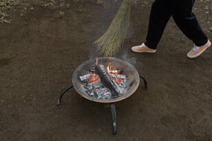 ＜落ち葉はここまで片付けるのが正解＞焚き火シーズン突入「着火前に」まずすべきこととは？【焚き火の話vol.25】
