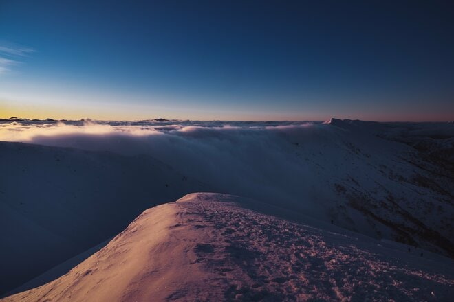 【雪山登山】豪雪の巻機山で絶景を堪能！ 美しすぎる雪山のマジックアワーにうっとり！ 大雲海の空中散歩  新潟県・2024年 の画像004