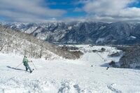 “ハクノリ”は滑り派も大満足の100％天然パウダー！ 直営ホテルで「プール＆サウナやDJイベント」を大満喫【白馬乗鞍温泉スキー場】