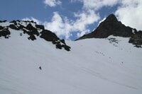 GW 滑り納めはビッグマウンテンで！  天を突き刺す憧れの百名山 “槍ヶ岳” 「足ガクガクの登頂とザラメ雪の広大な槍沢滑走！  長いアプローチならではの満足感を味わう」 【長野県】