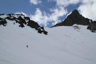 GW 滑り納めはビッグマウンテンで！  天を突き刺す憧れの百名山 “槍ヶ岳” 「足ガクガクの登頂とザラメ雪の広大な槍沢滑走！  長いアプローチならではの満足感を味わう」 【長野県】