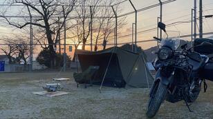 「廃校」でキャンプ！ ドキがムネムネ「校庭テント泊」＆施設「高スペック」の理由とは！？  初心者・ファミリーこそ行くべき「新しいキャンプ場」レポ