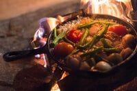 これさえあれば、どうにかなる！「焚き火料理に使いたい」王道調理器具3選【焚き火の話 vol.33】
