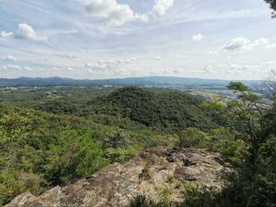 「356.3ｍの低山」でも広がる驚きの眺望！ 兵庫県三田市「金毘羅山」の里山ハイクレポート