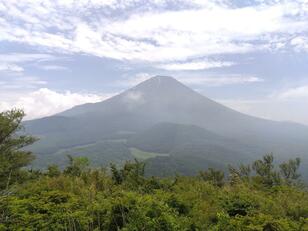 富士山までの距離が近い！  “子抱富士”とも呼ばれる「大室山」 山頂じゃない、展望スポットからの絶景！  樹海や風穴の見学もOK