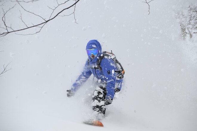 「青森スプリング・スキーリゾート」  新サービス “リゾートガイドツアー” にレジェンド・スノーボーダーと参加！  ハイク不要の “パウダースノー” 堪能レポート！【青森県鯵ヶ沢町】の画像008