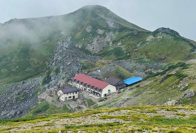 白馬大雪渓を登りきった先に待つ至極の山小屋！  大満足の “夕食バイキング” と “快適＆安心” が詰まった「白馬岳頂上宿舎」【長野県白馬村】の画像