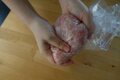 【ホットサンドメーカーで作る！】カラフルで可愛い「ひとくちサイズのピーマンの肉詰め」【季節の外ごはん vol.55】の画像004