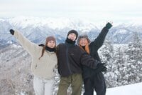 【群馬県川場村】最高の雪旅！ 道の駅ランキング1位「道の駅 川場田園プラザ」＆ 極上パウダー「川場スキー場」を “メレル アウトドア クラブ” メンバーが満喫