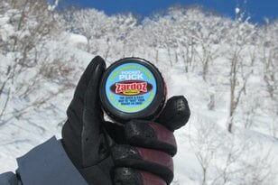 ウェットな雪で気持ちいいほどの滑走性！  湿雪や春雪で威力を発揮するザードス「ノットワックス・ポケットパックG」