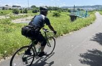 夏の “背中びしょびしょ” とサヨナラ！ 自転車通勤に快適すぎる、アウトドア仕様のワンショルダー万能バッグ「サイバトロン フロントバッグ」レポ！