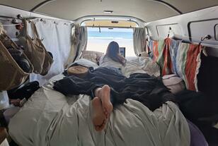 アウトドアで大流行も…気になる「女性の車中泊」の「非日常・仲間・危険」のリアル！  現役女性「バンライファー」が明かす「実体験」