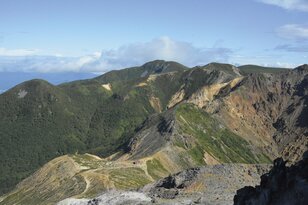 「那須岳」山肌からは活火山の証し“無間地獄”も！ 茶臼岳はロープウェイ利用で山頂まで40分！【首都圏発！週末に行ける百名山ガイド vol.3】