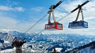 越後三山などが眺望できる高原エリアには、日本最大級のロープウェイで約7分
