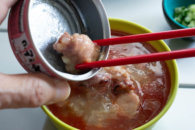 川でキンキンに冷やして作る！  トマジューとやきとり缶の冷製スープ「ガズパチョ」【缶詰博士の缶たん”CAN”P料理 vol.92】の画像008