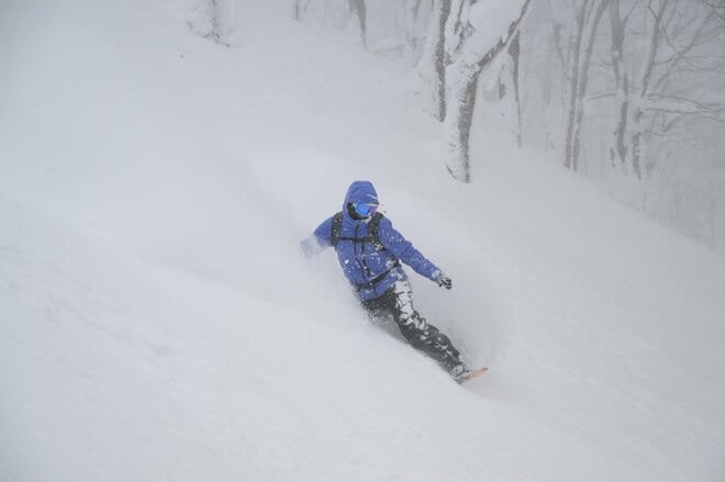 「青森スプリング・スキーリゾート」  新サービス “リゾートガイドツアー” にレジェンド・スノーボーダーと参加！  ハイク不要の “パウダースノー” 堪能レポート！【青森県鯵ヶ沢町】の画像009