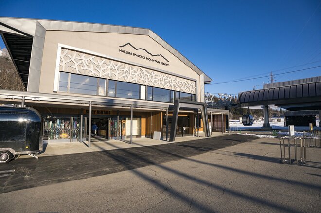 【白馬岩岳マウンテンリゾート】待望のスキー場オープン日！ 「リニューアルされたベースセンターに注目」  “滑る人も滑らない人も” 国際色豊かなゲストたちで賑わう   長野県｜2025年の画像001