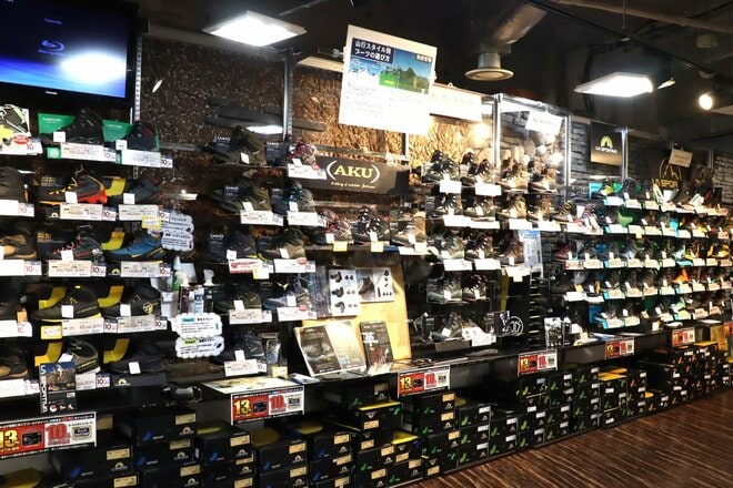 【ショップ店員に聞く！ イチ推しアウトドアギア】はじめての登山靴に、タイプ別 “2大セレクト” はコチラ！〈石井スポーツ 登山本店 vol.2〉の画像001