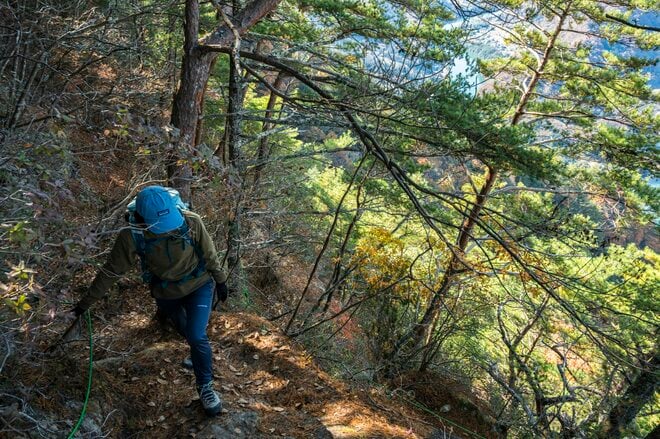 【京ヶ倉】名低山！ 険しい登山道の先に「信州のグランドキャニオン」 ここにしかない里山の絶景が広がる   長野県生坂村｜2025年の画像004