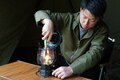 独特の「揺らめき」と共に過ごすキャンプの夜…【FUTURE FOX「オイルランタン～Railroad～」】スタンドとセットでレイアウトも広がるの画像002