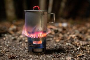 熱源は3種類！ “コンパクト収納のストーブ”　エバニュー「アルコールストーブスタンド DX セット」